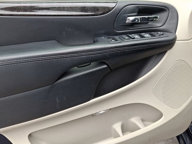 Used 2015 Dodge Grand Caravan SXT w/ UConnect Hands-Free Group FWD image 12