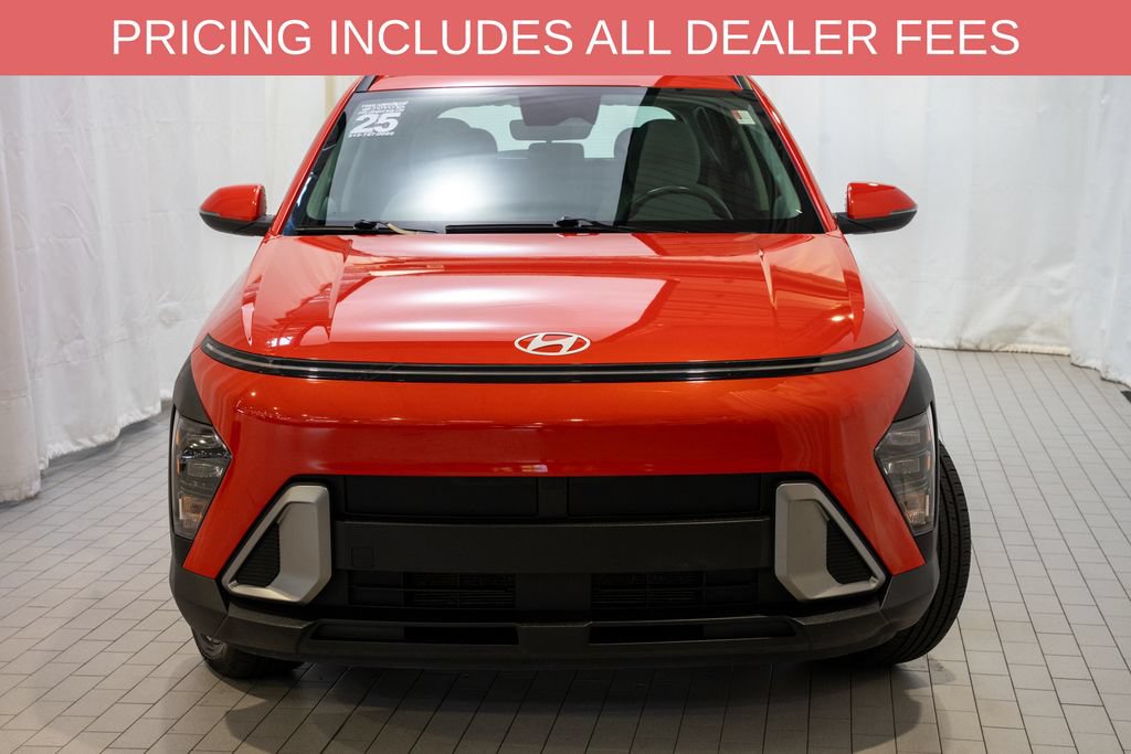 Used 2025 Hyundai Kona SEL FWD image 2