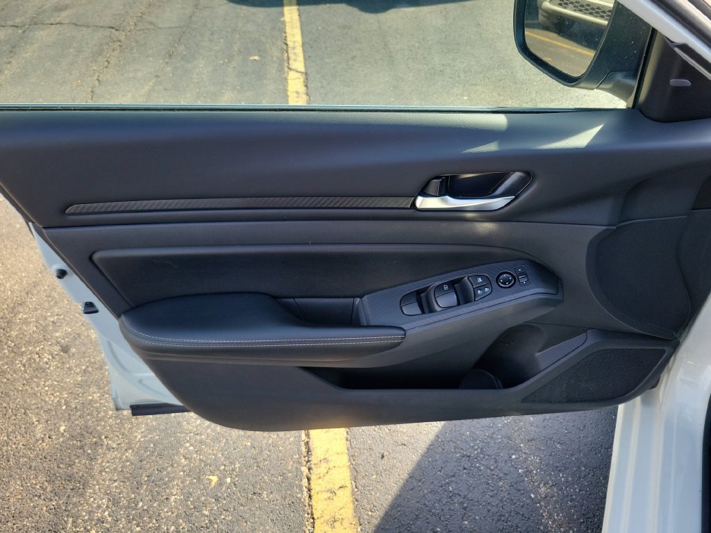 Used 2024 Nissan Altima 2.5 SV FWD image 21