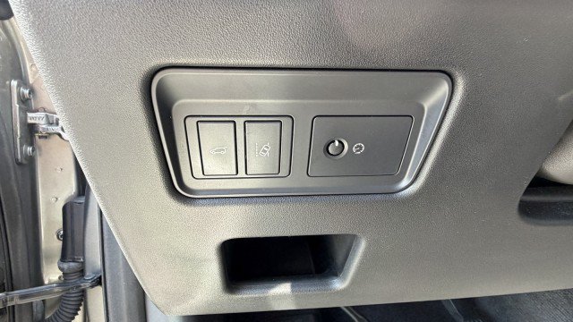 Used 2017 Land Rover Discovery First Edition AWD/4WD image 14