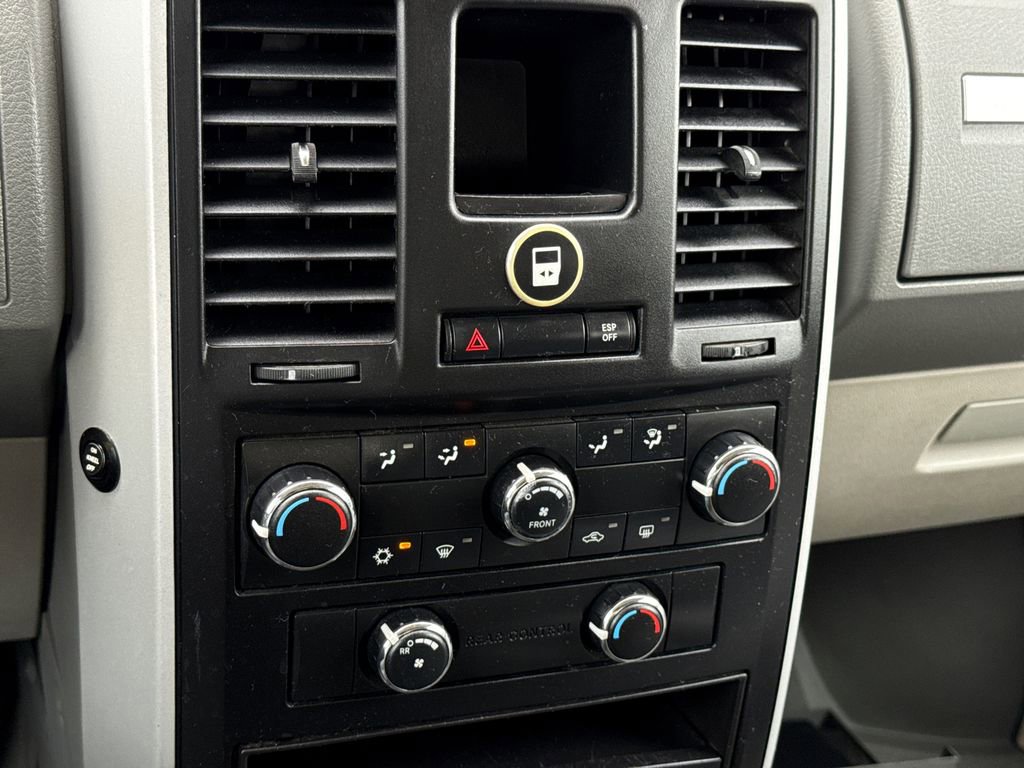 Used 2008 Dodge Grand Caravan SXT w/ Family Value Group FWD image 23