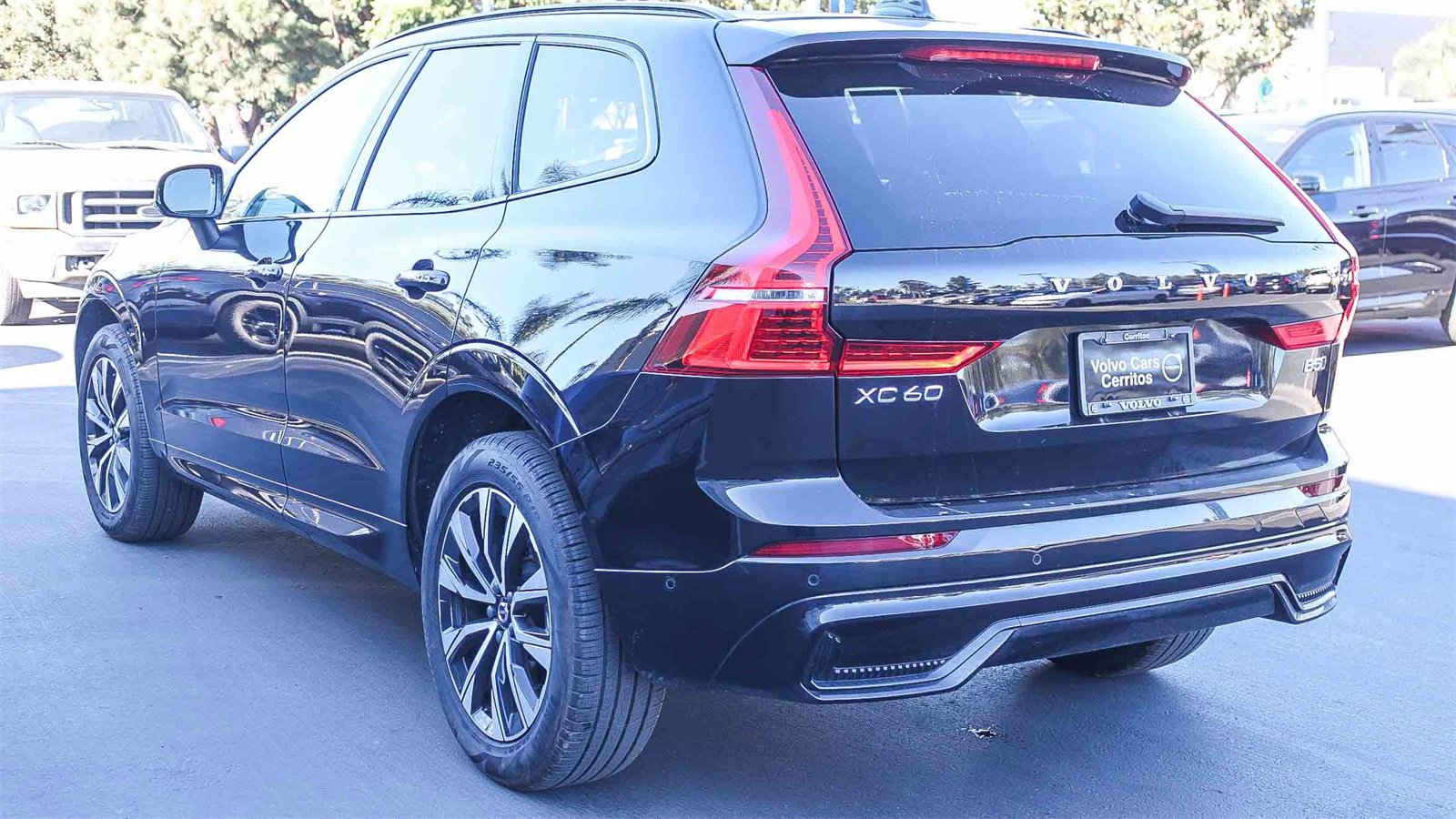 Used 2025 Volvo XC60 B5 Plus image 8