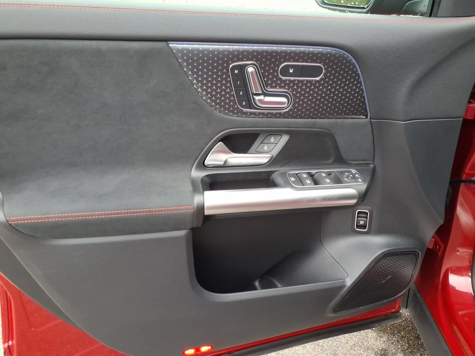 Used 2025 Mercedes-Benz GLA 250 4MATIC image 16