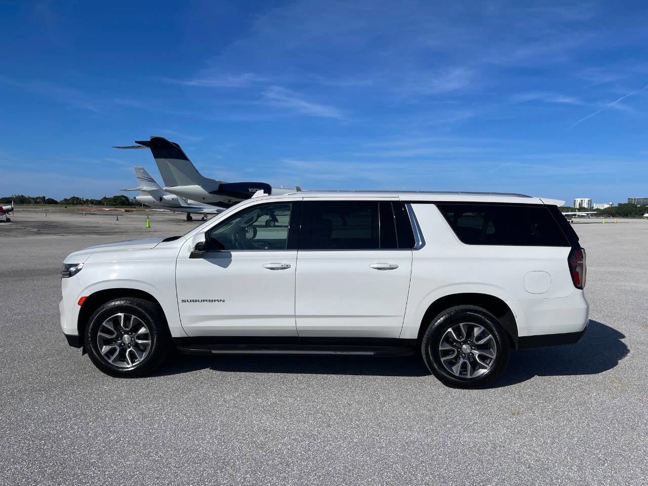 Used 2022 Chevrolet Suburban LT w/ Luxury Package RWD image 12