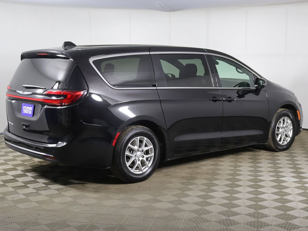 Used 2025 Chrysler Pacifica Select FWD image 11