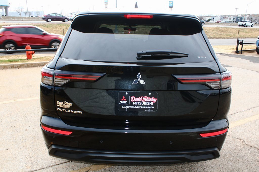 New 2026 Mitsubishi Outlander ES image 8