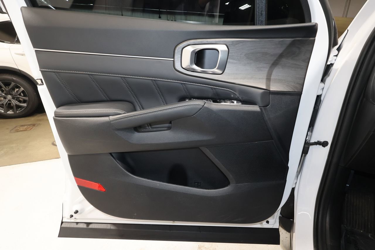 Used 2025 Kia Sorento SX image 22