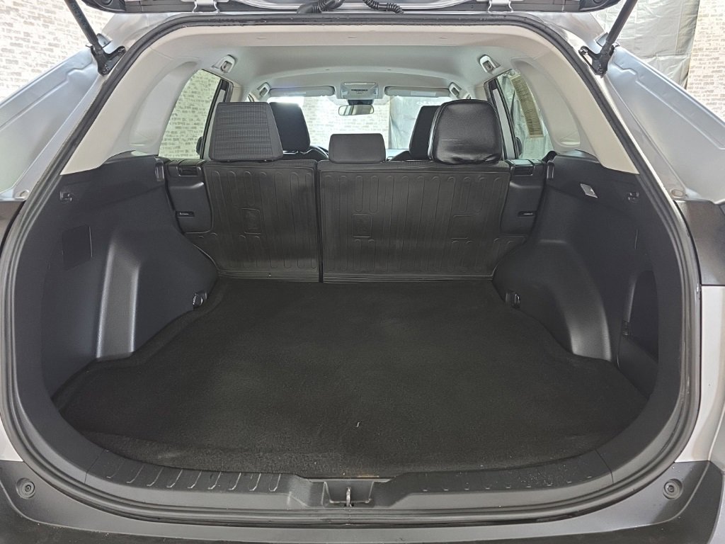 Used 2021 Toyota RAV4 LE image 11