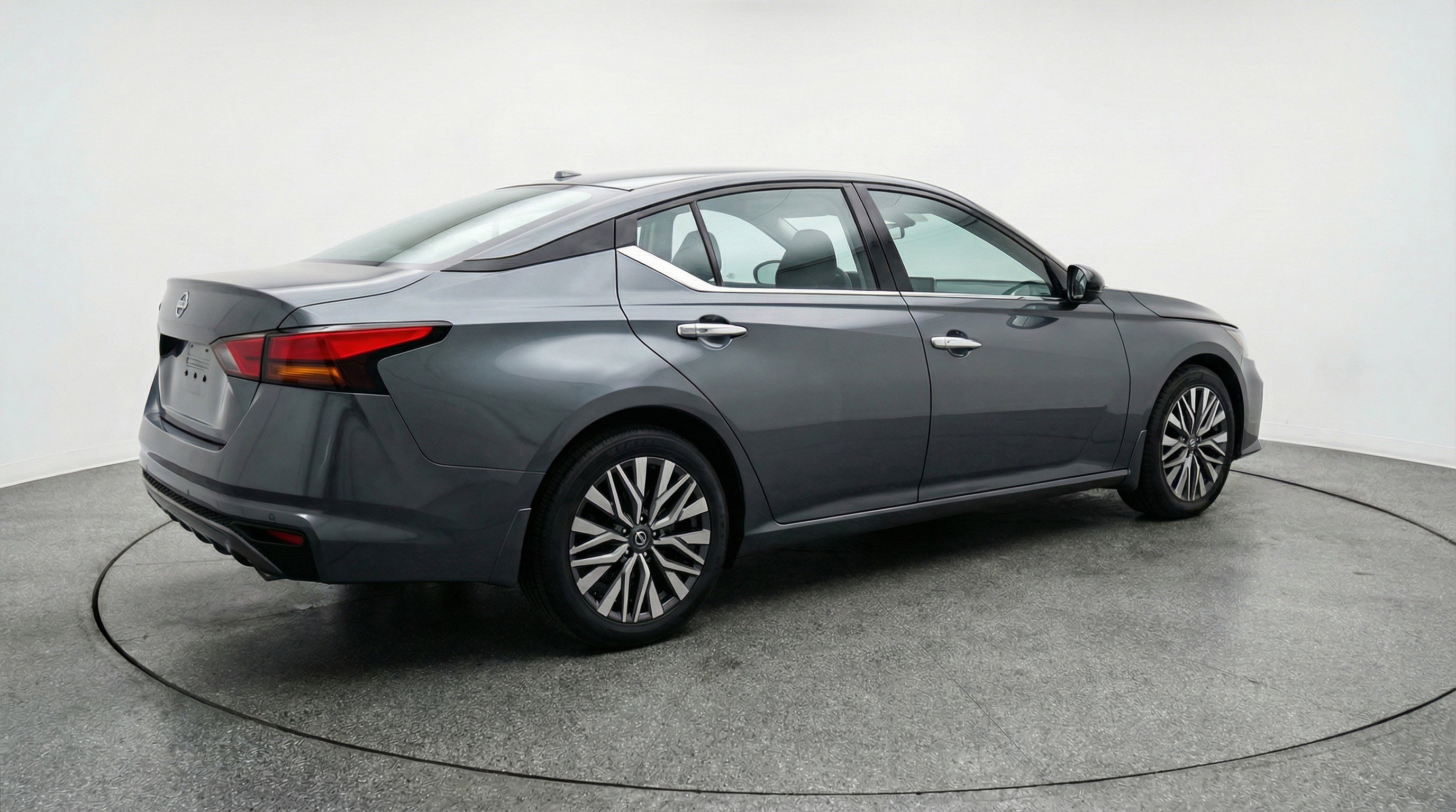 Used 2025 Nissan Altima 2.5 SV image 9