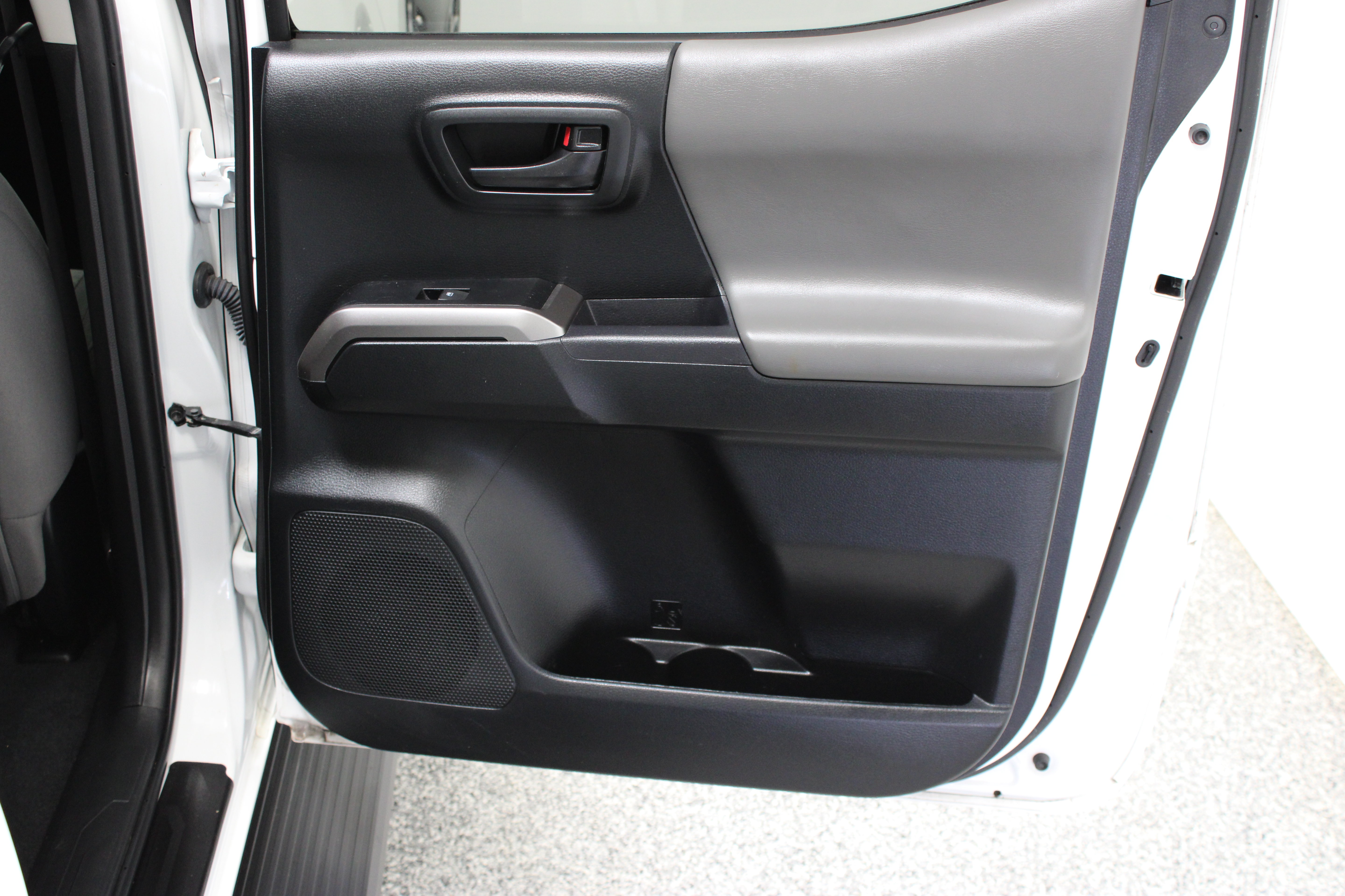 Used 2023 Toyota Tacoma SR5 RWD image 31