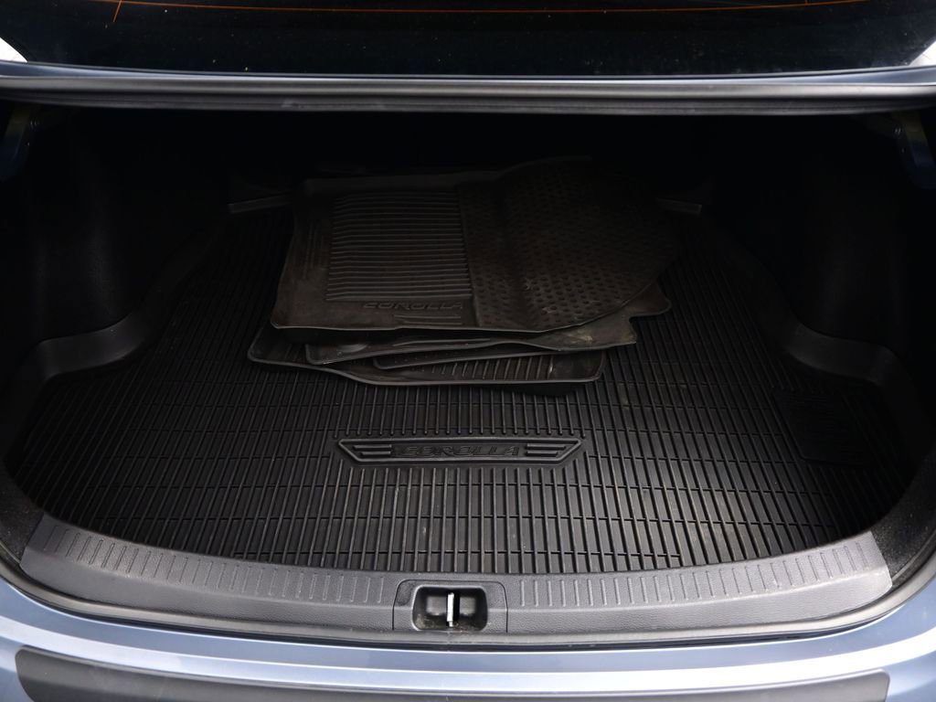 Used 2025 Toyota Corolla LE image 30