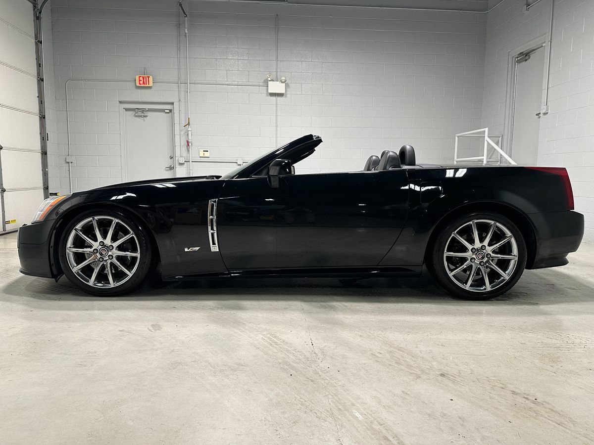 Used 2009 Cadillac XLR V RWD image 20