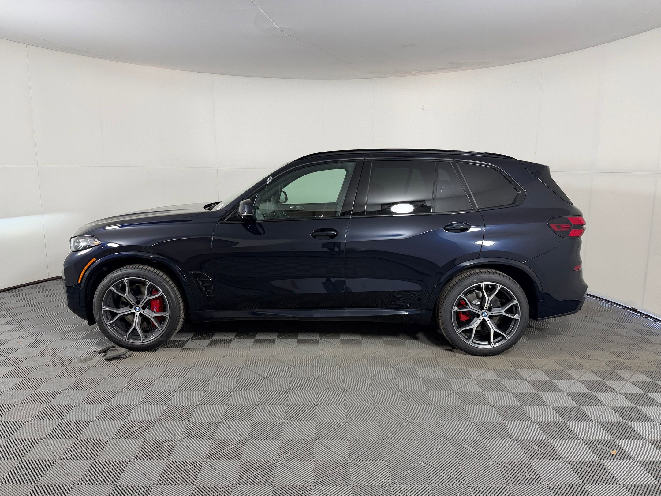 New 2026 BMW X5 xDrive40i w/ M Sport Package AWD/4WD image 2