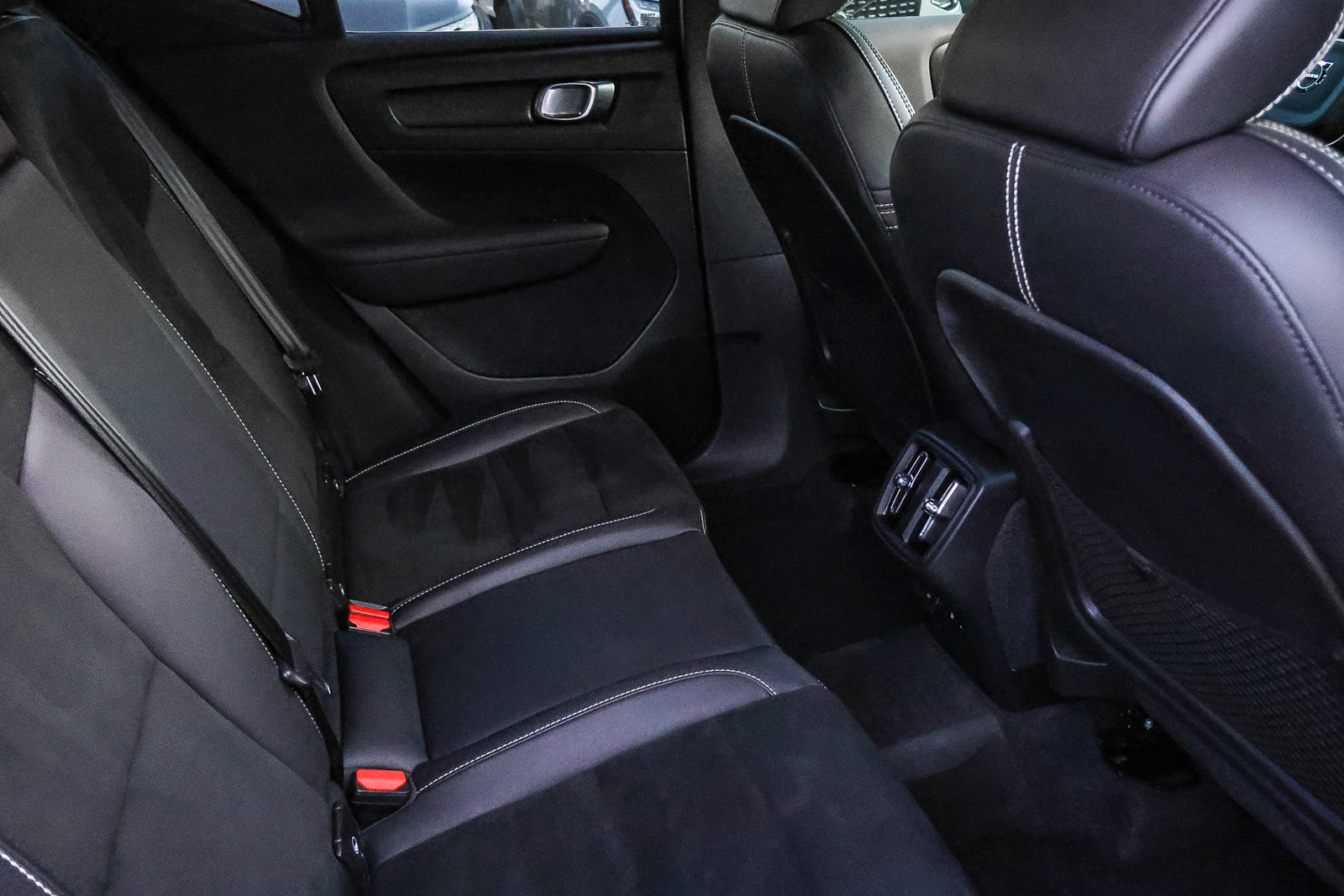 Used 2022 Volvo XC40 T4 R-Design w/ Advanced Package FWD image 21