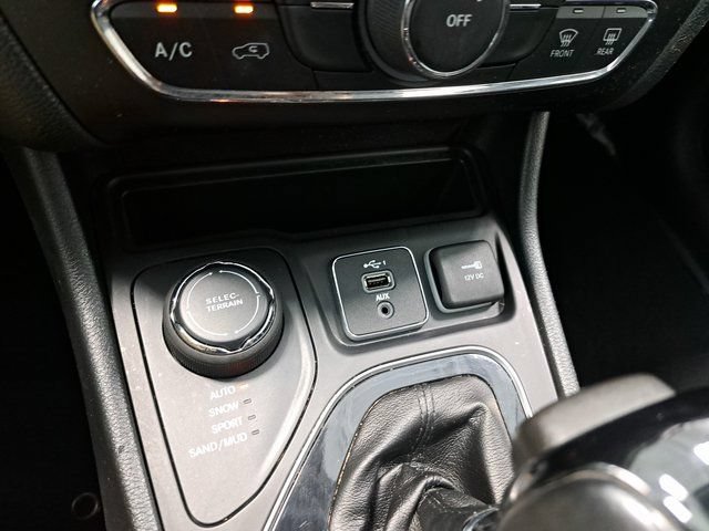 Used 2020 Jeep Cherokee Latitude Plus AWD/4WD image 15