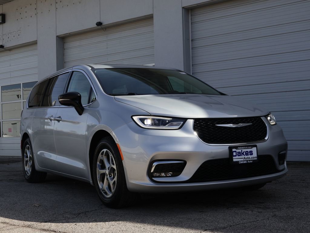 Used 2024 Chrysler Pacifica Limited image 1