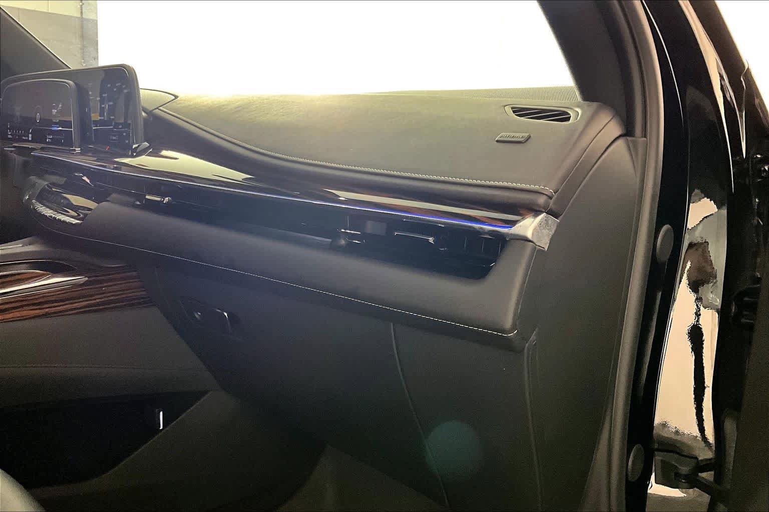 Used 2024 Cadillac Escalade Luxury RWD image 17