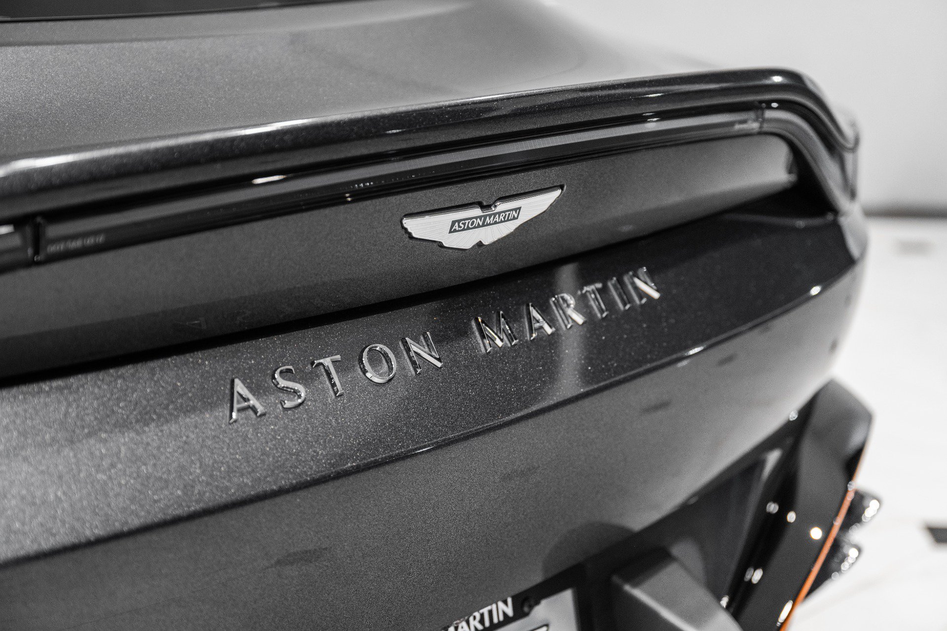 Used 2025 Aston Martin V8 Vantage Coupe RWD image 8