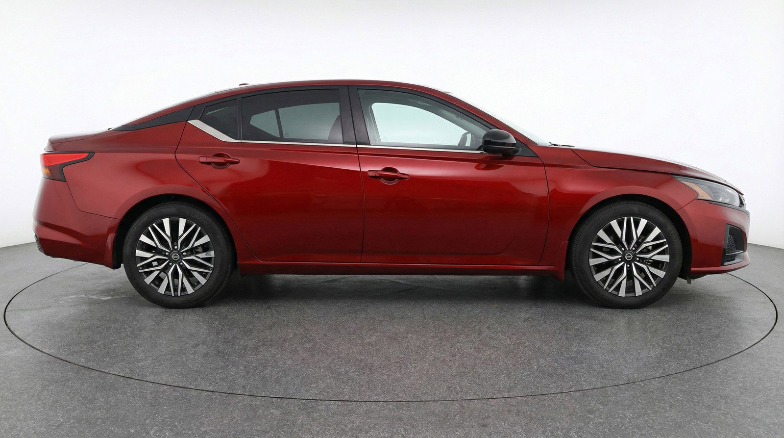 Used 2025 Nissan Altima 2.5 SV FWD image 11