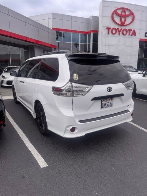 Used 2020 Toyota Sienna SE w/ Nightshade Edition FWD image 3