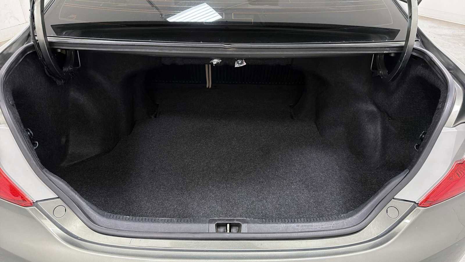 Used 2014 Toyota Camry LE FWD image 25