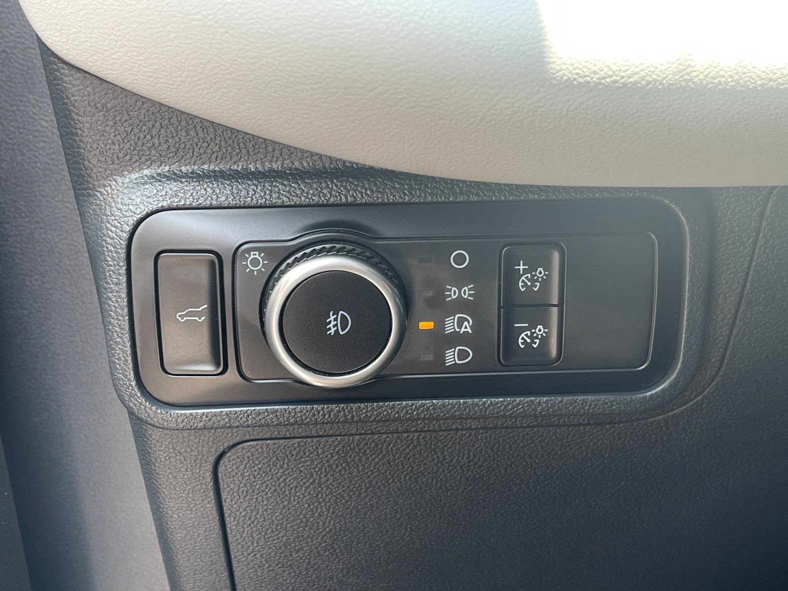 Used 2025 Ford Explorer Active w/ Active Comfort Package RWD image 31