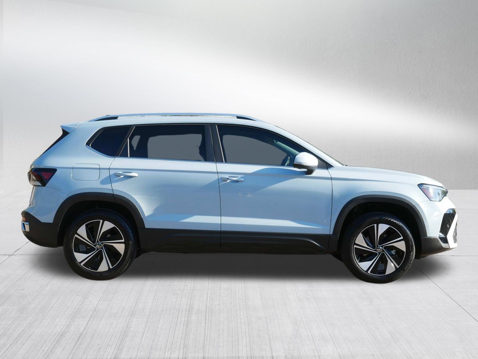 Used 2025 Volkswagen Taos SE w/ Panoramic Sunroof Package AWD/4WD image 8