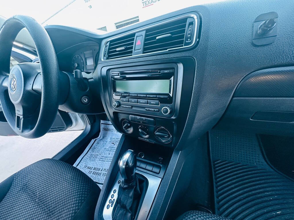 Used 2011 Volkswagen Jetta Base 4dr Sedan 6A image 27