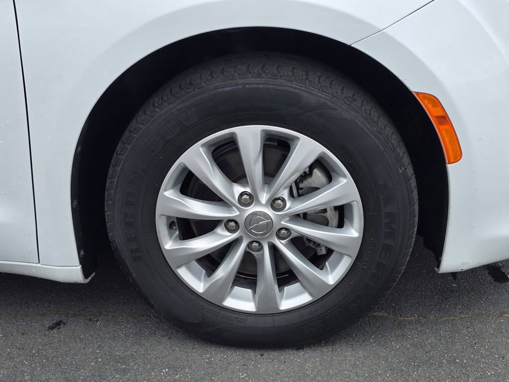 Used 2020 Chrysler Pacifica Touring-L FWD image 11