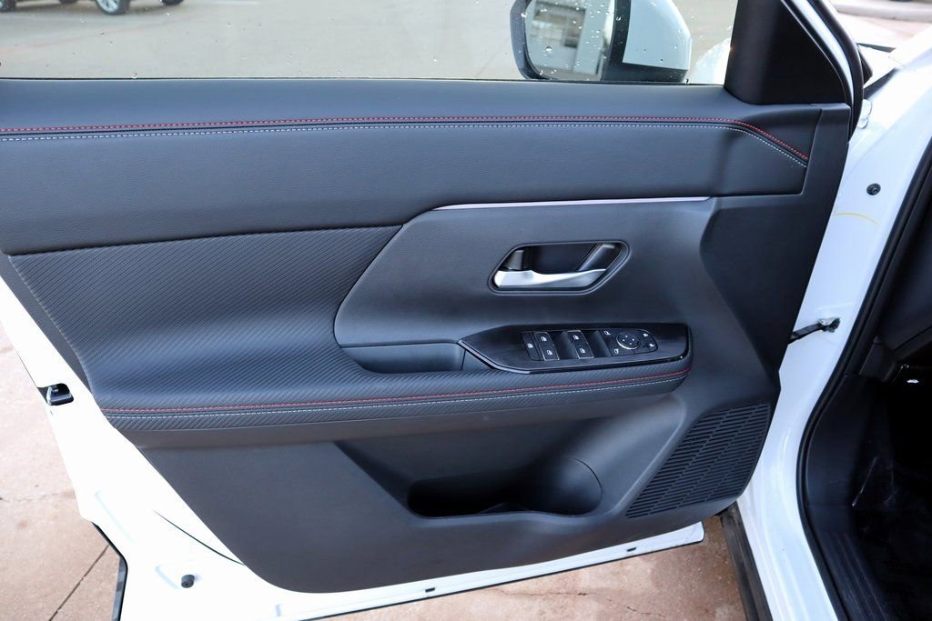 New 2025 Nissan Kicks SR image 12