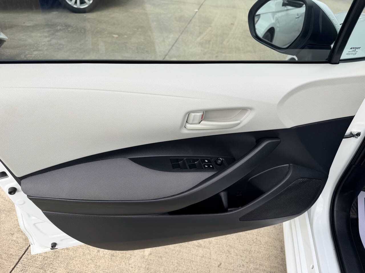 Used 2022 Toyota Corolla LE FWD image 11