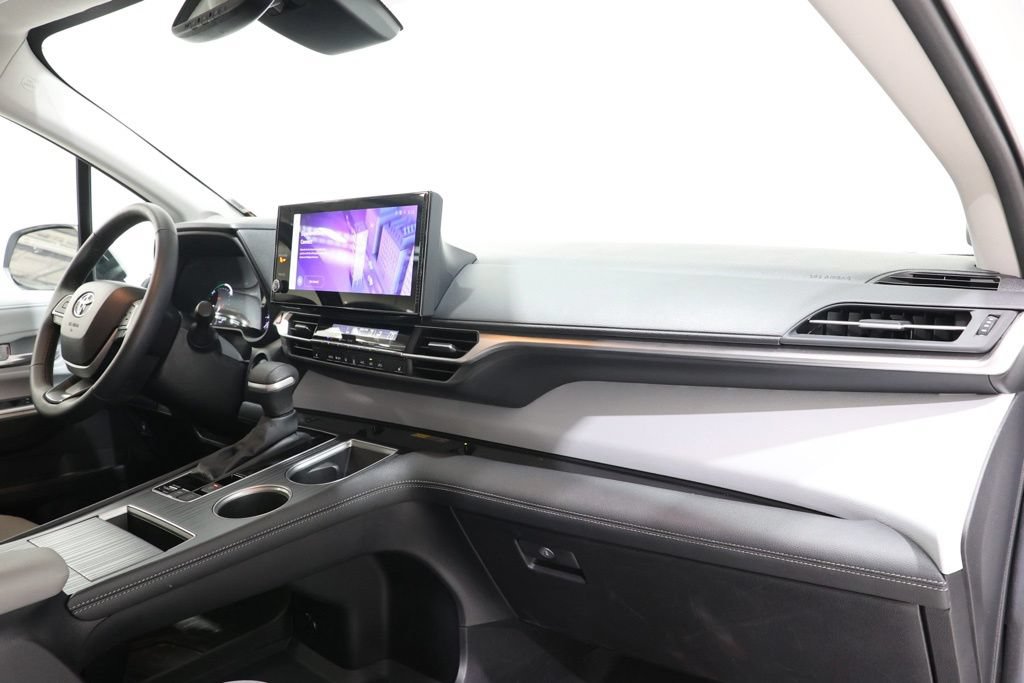 Used 2025 Toyota Sienna XLE w/ XLE Plus Package AWD/4WD image 18