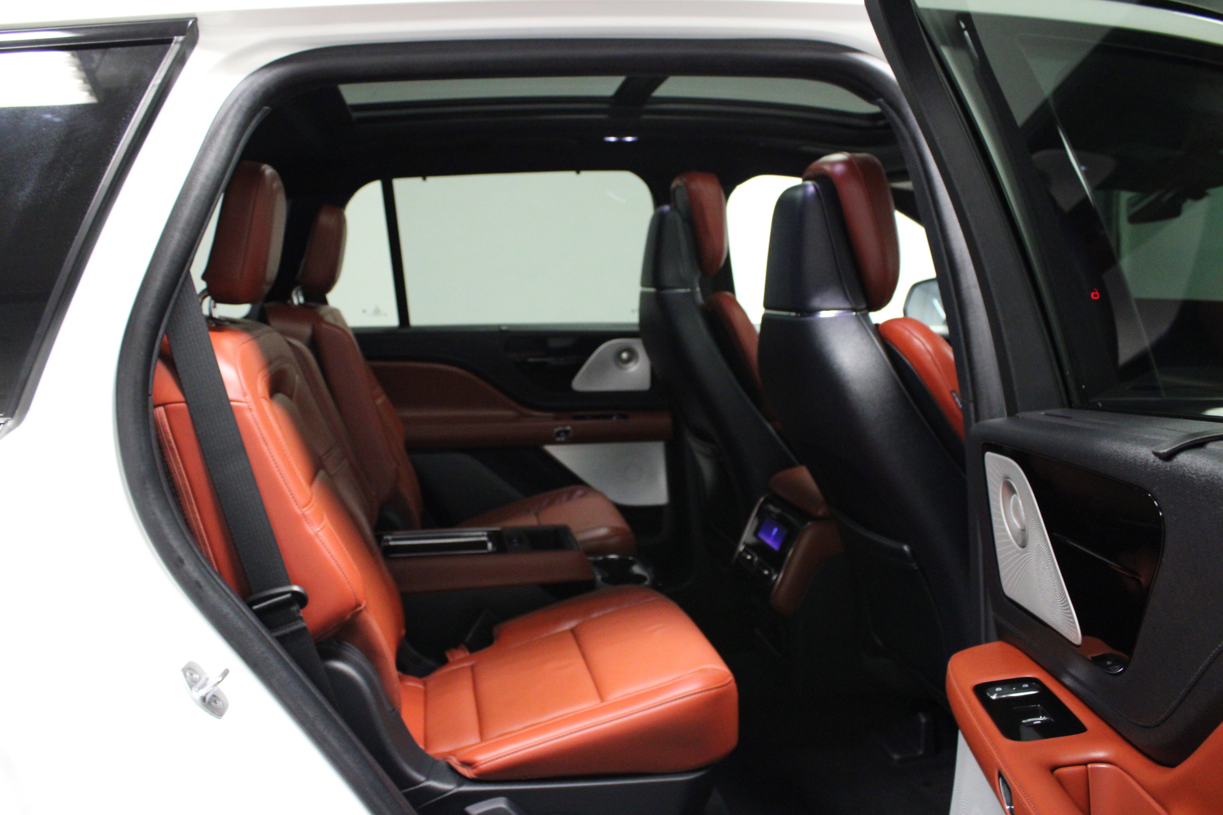 Used 2025 Lincoln Aviator Reserve w/ Luxury Package image 16