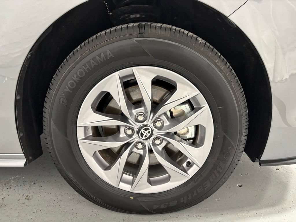 Used 2026 Toyota Sienna LE FWD image 66