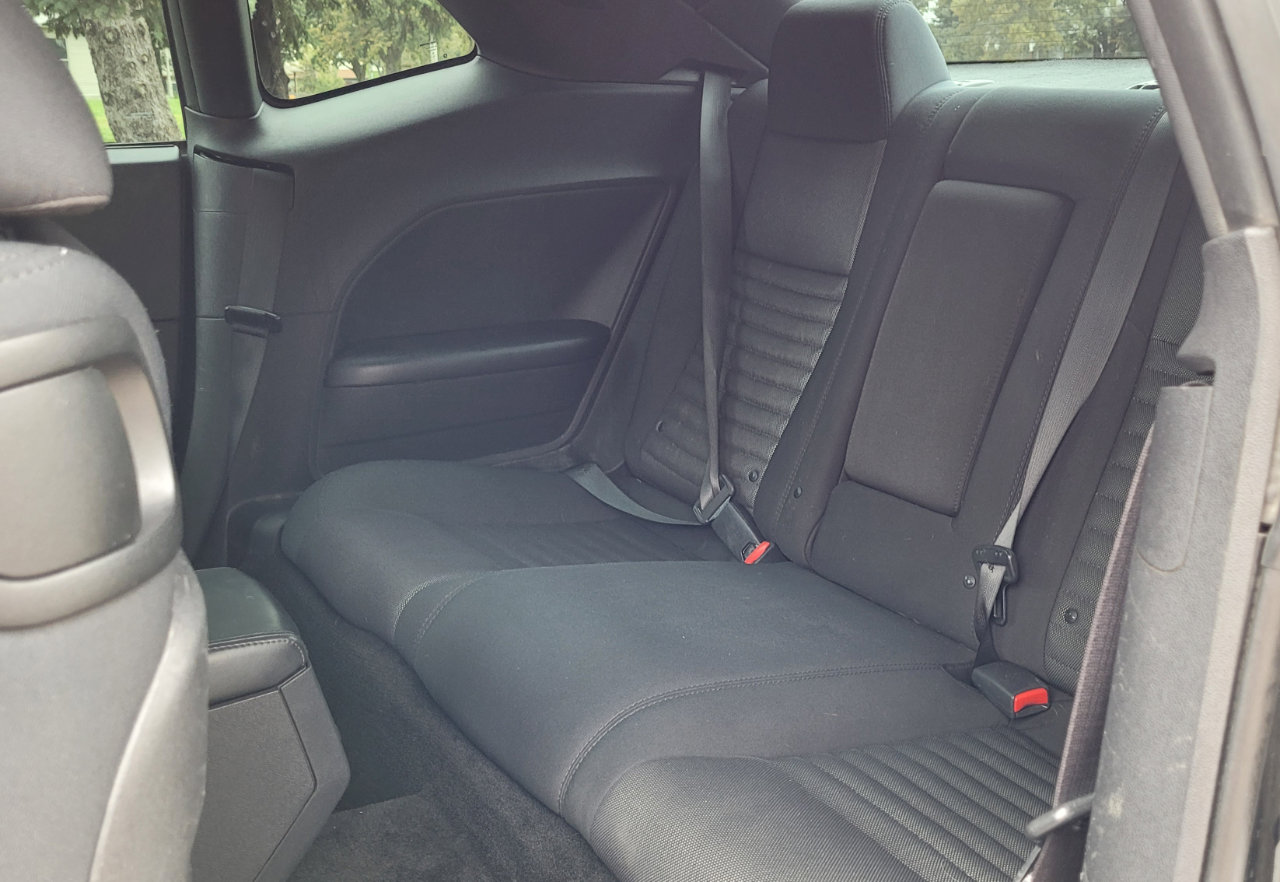 Used 2014 Dodge Challenger SXT image 17