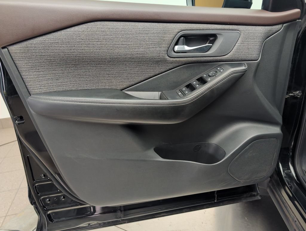 Used 2021 Nissan Rogue SV AWD/4WD image 13