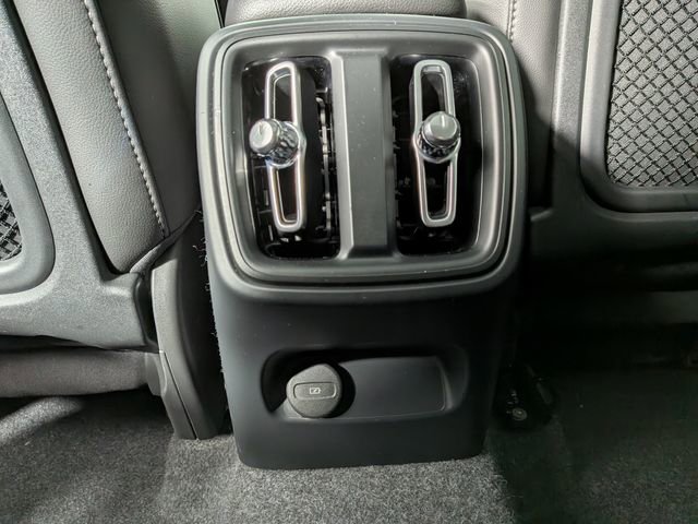 Used 2025 Volvo XC40 B5 Plus image 27