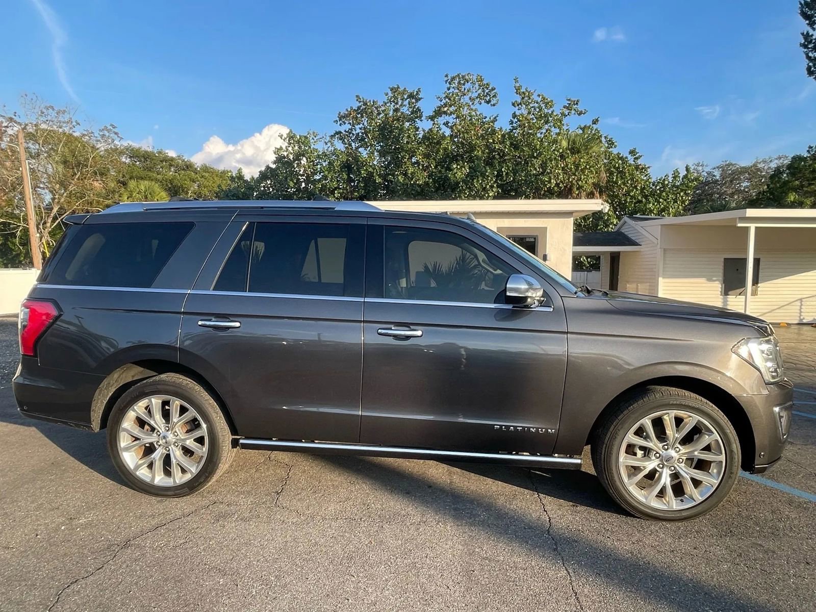 Used 2019 Ford Expedition Platinum image 4