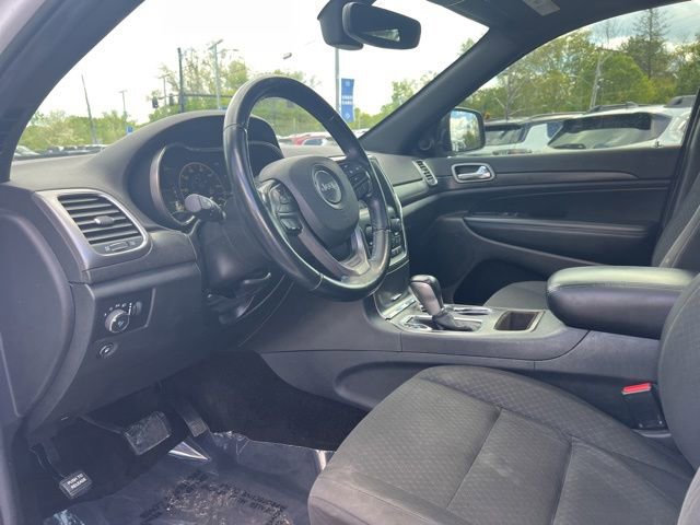 Used 2018 Jeep Grand Cherokee Laredo AWD/4WD image 2