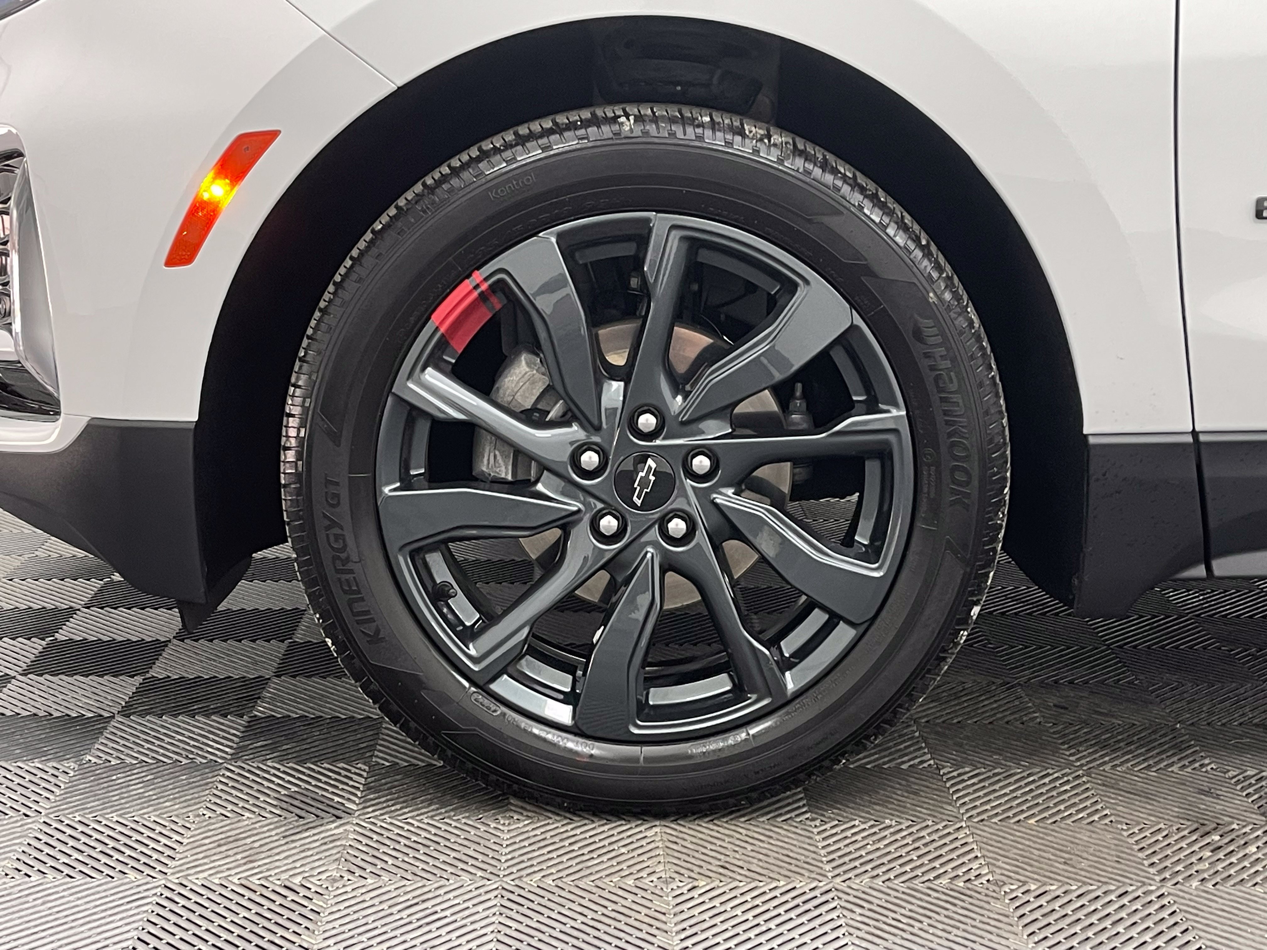 Used 2023 Chevrolet Equinox RS FWD image 14