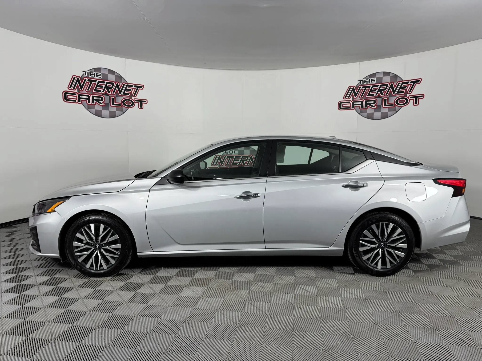 Used 2024 Nissan Altima 2.5 SV FWD image 4