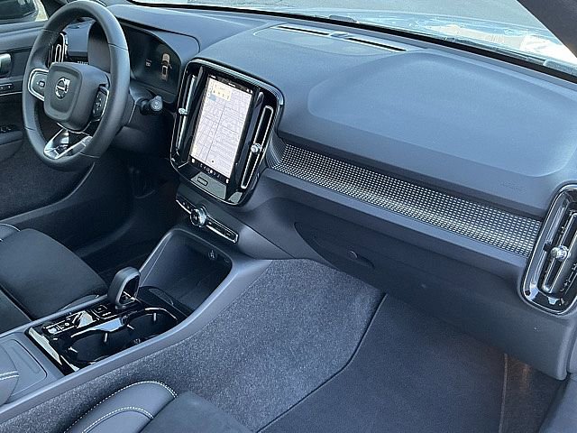 Certified 2025 Volvo XC40 B5 Plus image 20