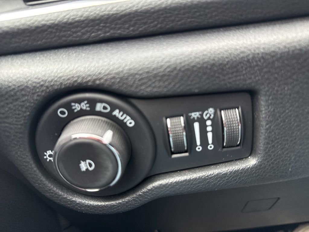 Used 2025 Chrysler Pacifica Limited image 59