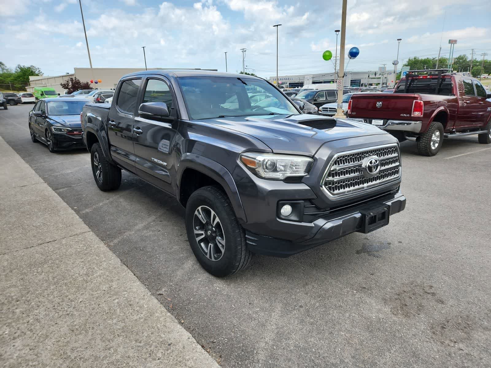 Used 2017 Toyota Tacoma TRD Sport w/ Tow Package (A/T) AWD/4WD image 8