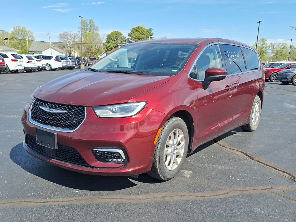 Used 2023 Chrysler Pacifica Touring-L FWD image 2