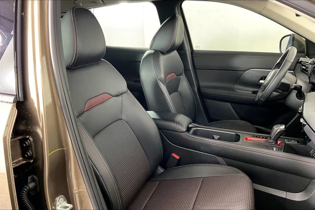 Certified 2025 Nissan Kicks SR FWD image 9