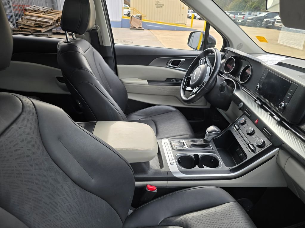 Used 2024 Kia Carnival LX image 6