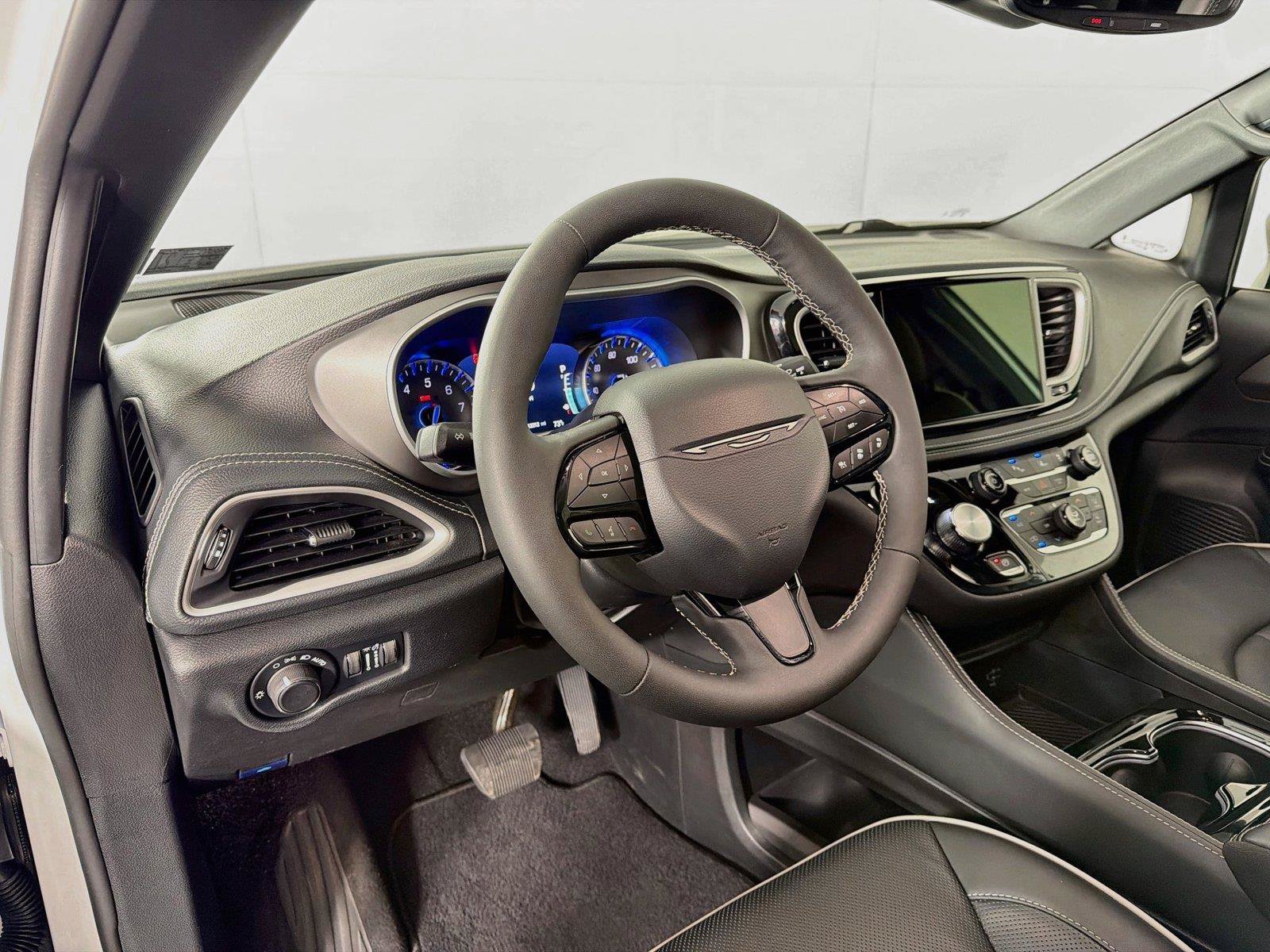 Used 2027 Chrysler Pacifica Limited FWD image 16