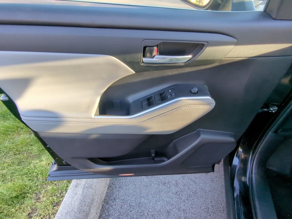 Used 2022 Toyota Highlander XLE image 8