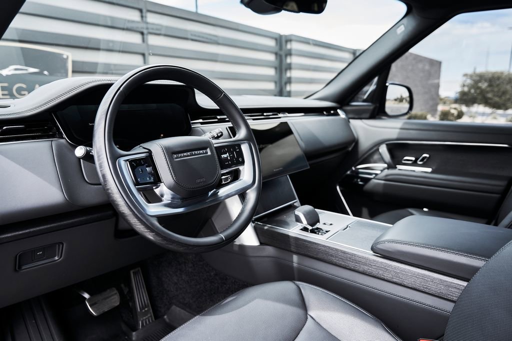 Used 2025 Land Rover Range Rover SE AWD/4WD image 2